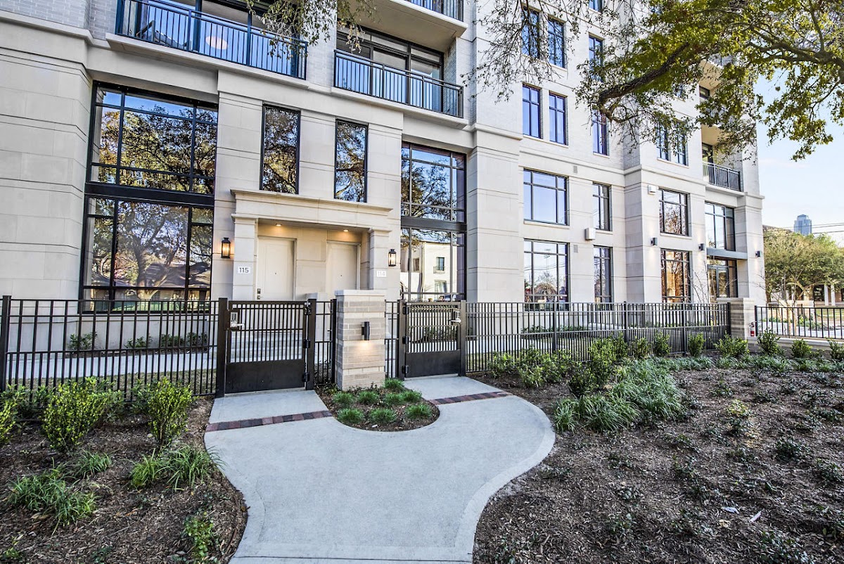 NOVEL River Oaks by Crescent Communities apartments in Houston TX