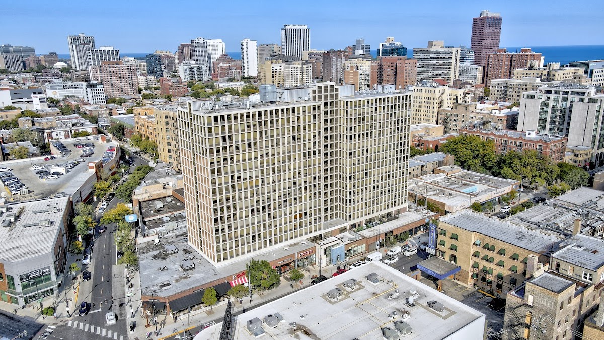 Lincoln Park Plaza apartments in Chicago, IL