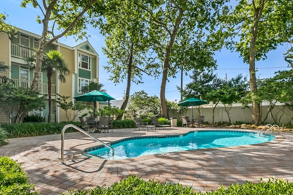 Frenchman's Creek apartments in Kenner, LA