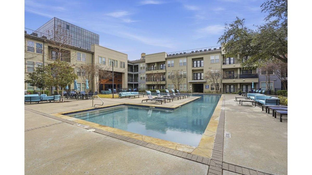 Sola Galleria apartments in Farmers Branch, TX