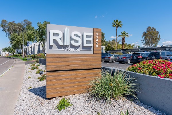 Rise Lakeside apartments in Phoenix, AZ
