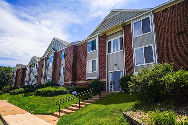 Foxwood and The Hermitage apartments in Kalamazoo, MI