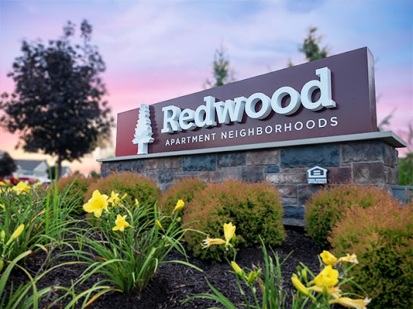 Redwood Lockport apartments in Joliet, IL