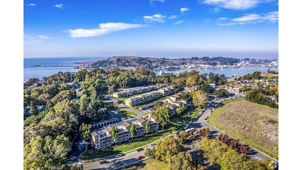 Harbor Park apartments in Vallejo, CA
