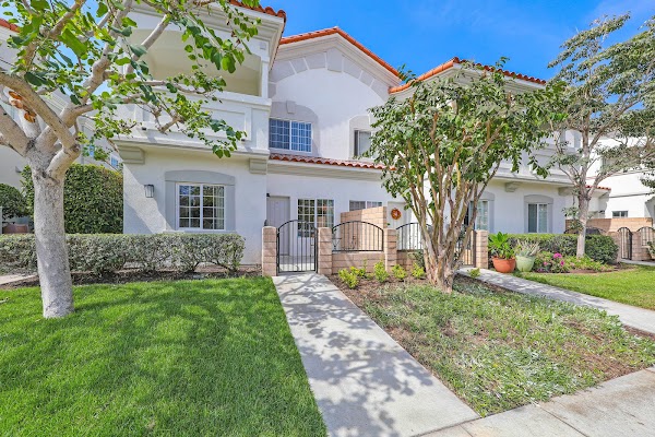 Pacific Breeze Townhomes apartments in Huntington Beach, CA
