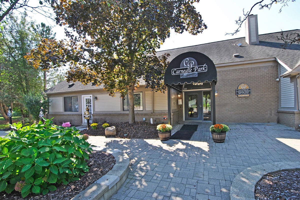Carnegie Park apartments in Farmington Hills, MI