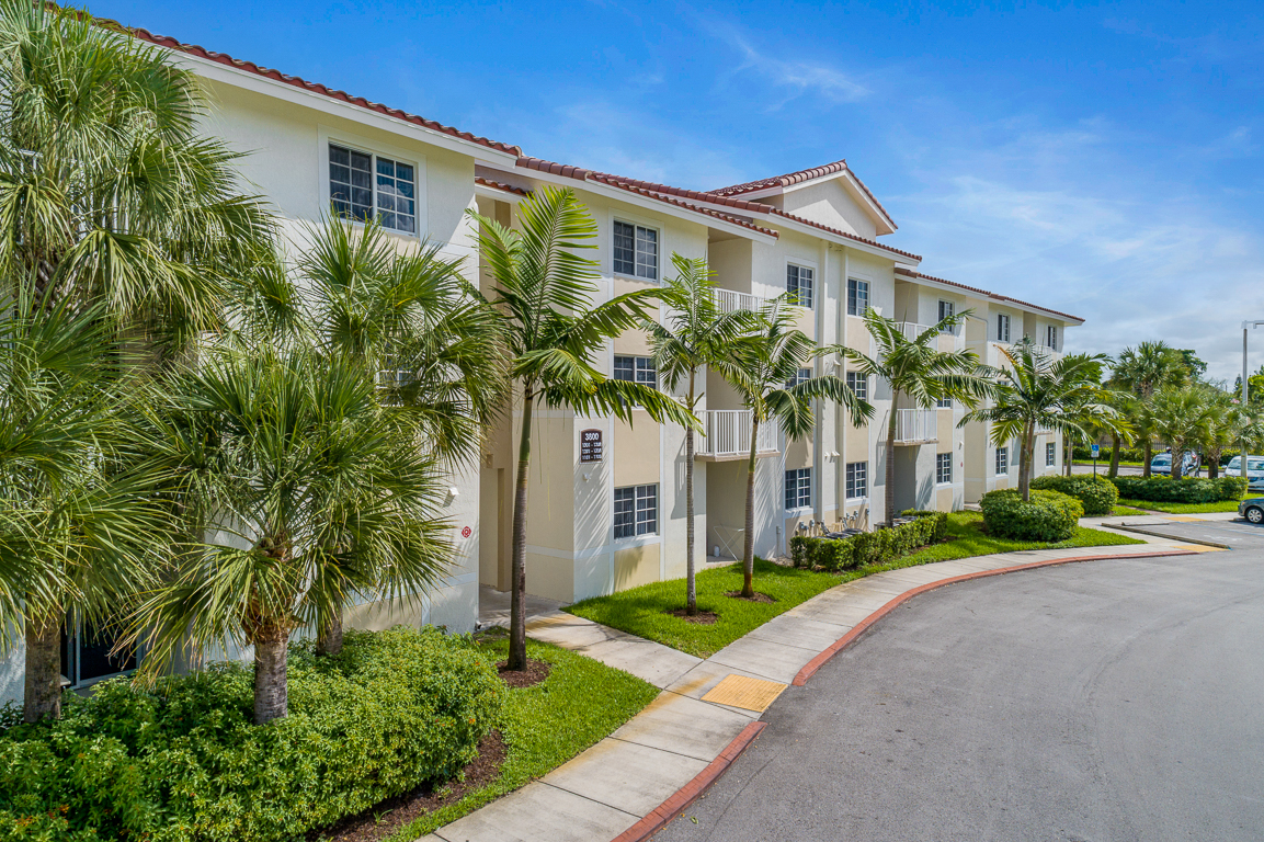 Legacy at Hollywood apartments in Hollywood, FL