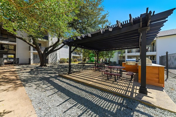 Meadows on Amanda Lane apartments in Dallas, TX