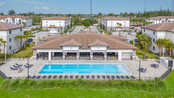 Vista Lago apartments in Hollywood, FL