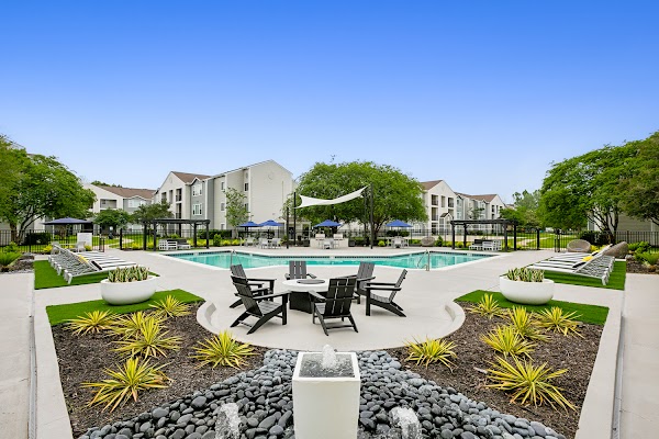 Maison Burbank apartments in Baton Rouge, LA