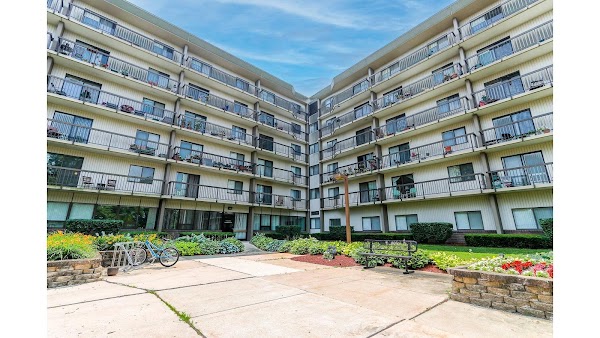 Farmington Place apartments in Farmington Hills, MI