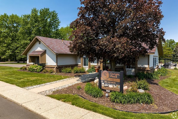 Carlyle Place apartments in Sterling Heights, MI
