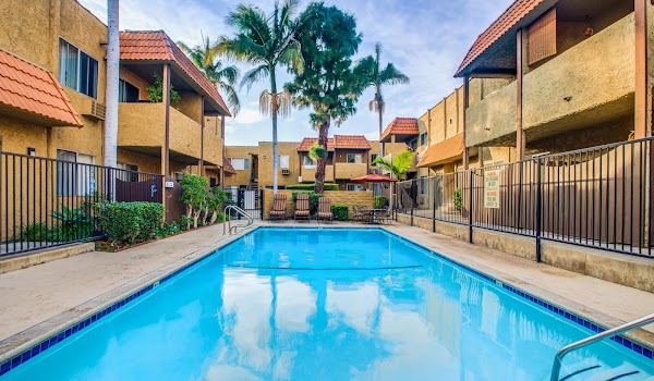 Encasa Norwalk apartments in Downey, CA