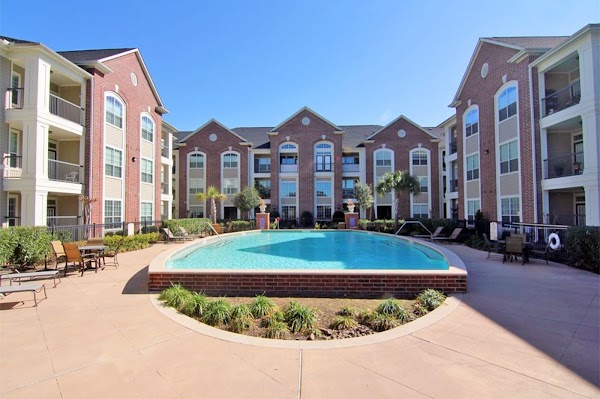 Hampshire Court apartments in Pasadena, TX
