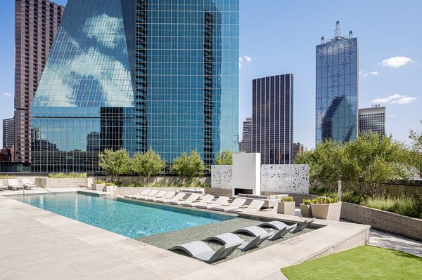 AMLI Fountain Place apartments in Dallas, TX