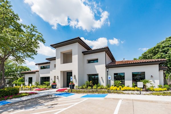 Cortland Walnut Hill apartments in Irving, TX