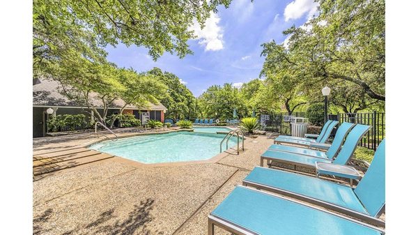 Foxwood apartments in Austin, TX