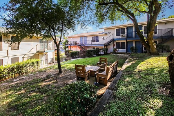 Easton Hills apartments in Austin, TX
