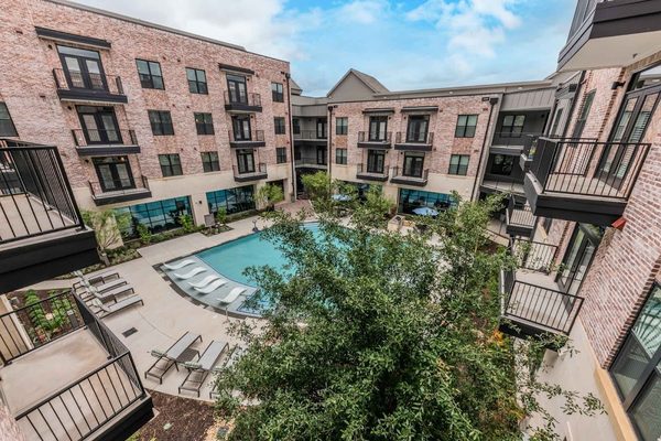 Lenox 7th apartments in Austin, TX