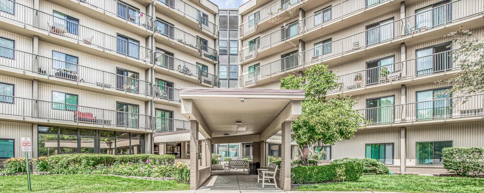 Lakeland Place apartments in Waterford Township, MI