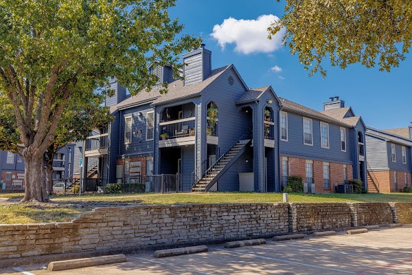 The Residence at North Dallas apartments in Addison, TX