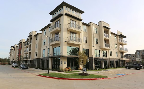 Oxford at Lake View apartments in Addison, TX