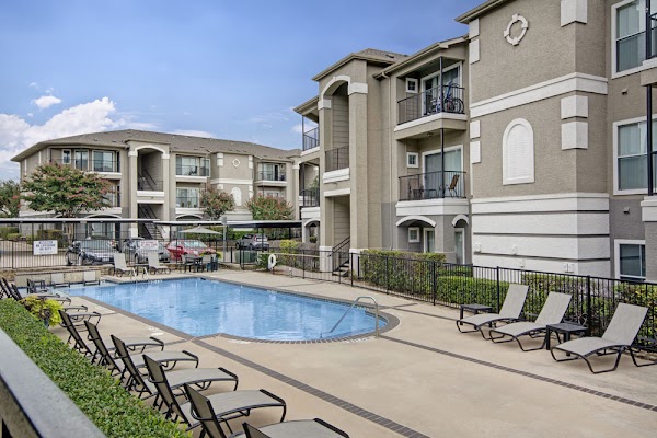 Vail Quarters apartments in Addison, TX