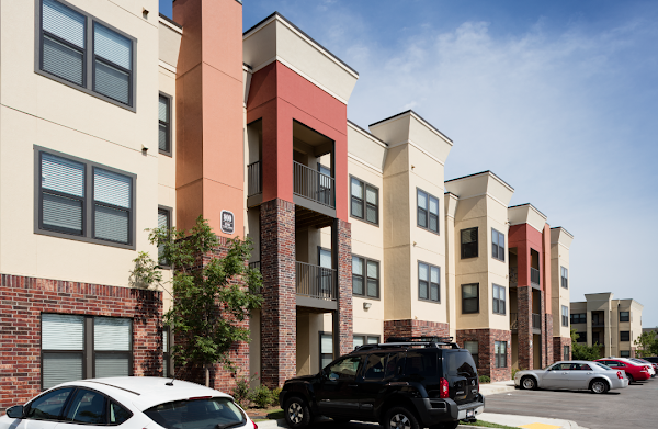 Crown Village at Elm Ridge Apartments apartments in Broken Arrow, OK