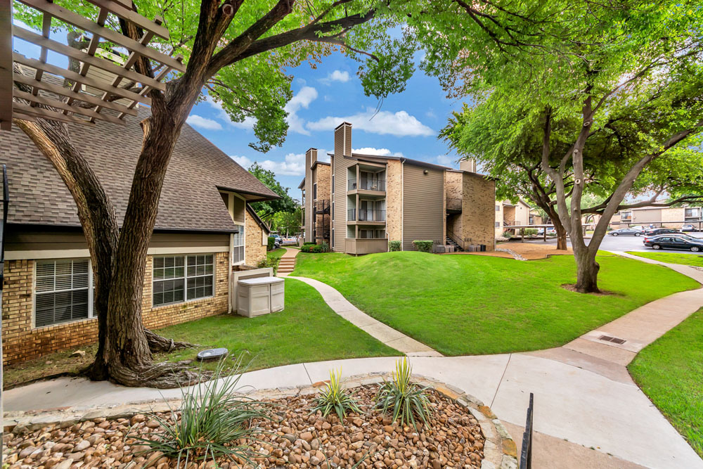 River Park apartments in Addison, TX