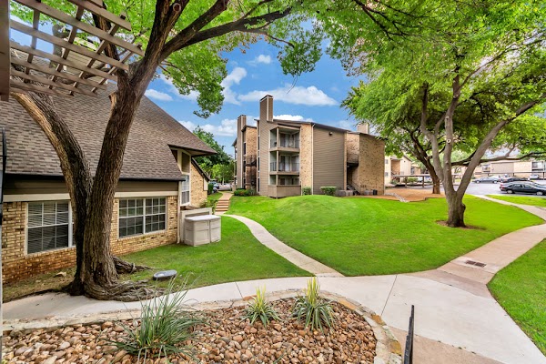 River Park apartments in Addison, TX