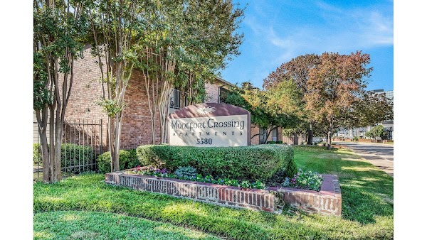 Montfort Crossing apartments in Addison, TX