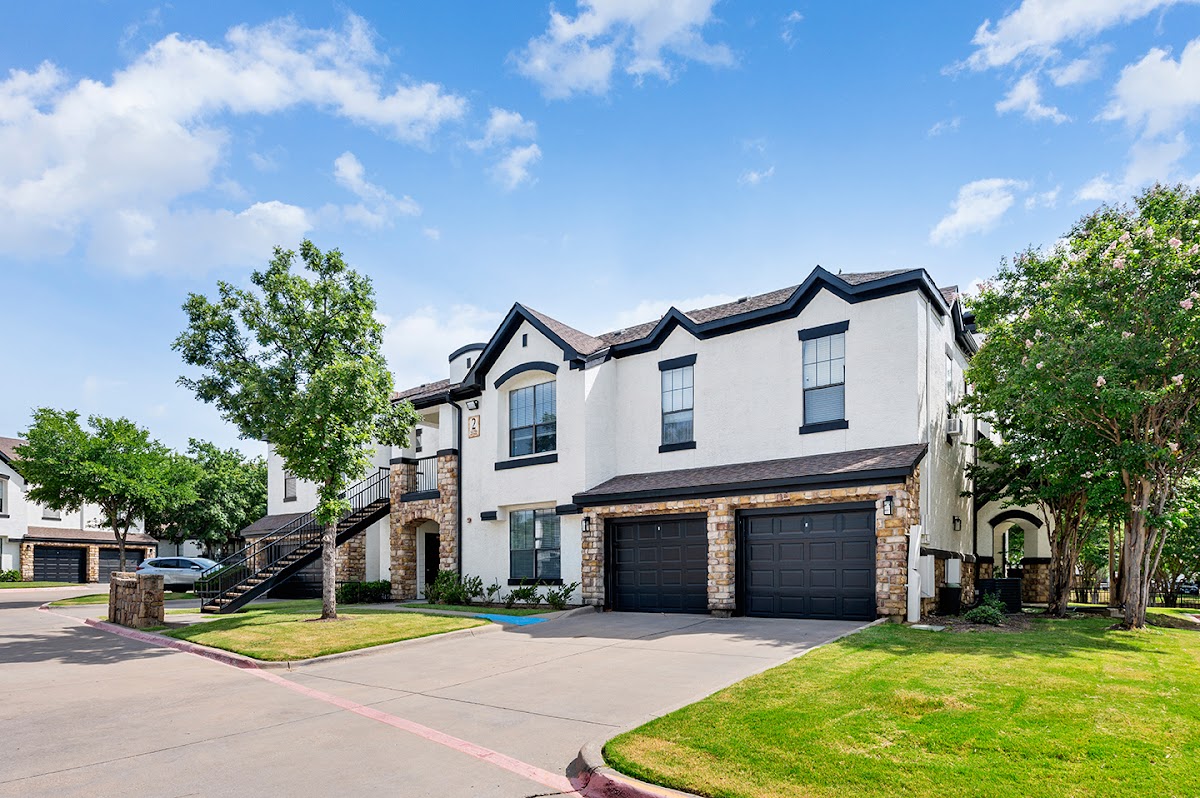 Villas of Vista Ridge apartments in Addison, TX