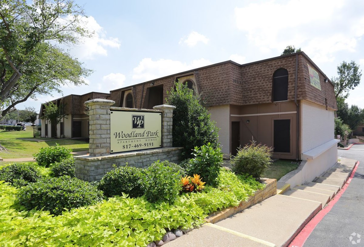 Woodland Park apartments in Arlington, TX