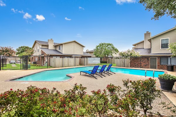 Rosemeade Townhomes apartments in Carrollton, TX