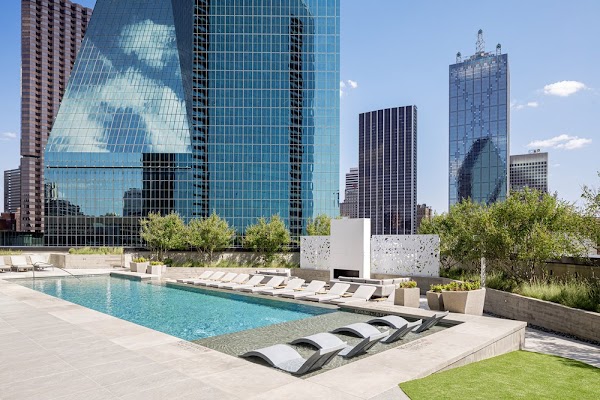 AMLI Fountain Place apartments in Dallas TX