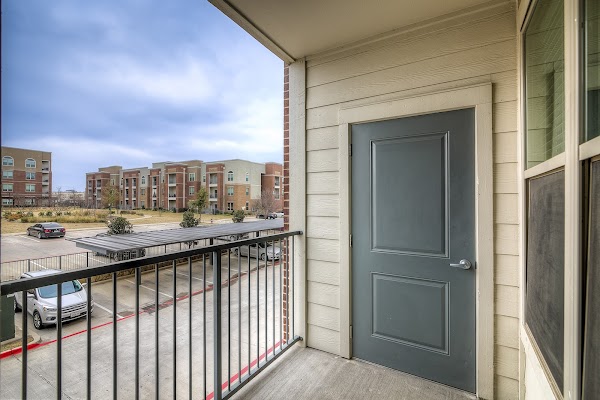 Keller Springs Crossing apartments in Carrollton, TX