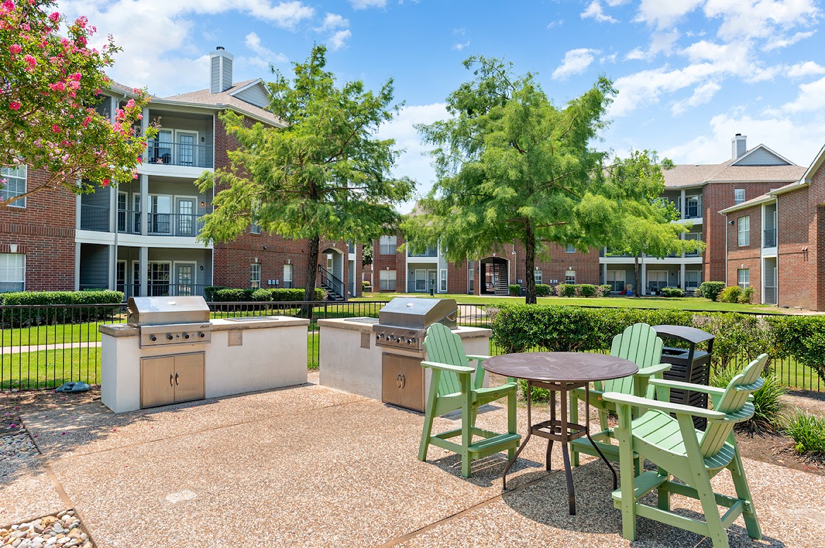 Creekside 121 apartments in Carrollton, TX