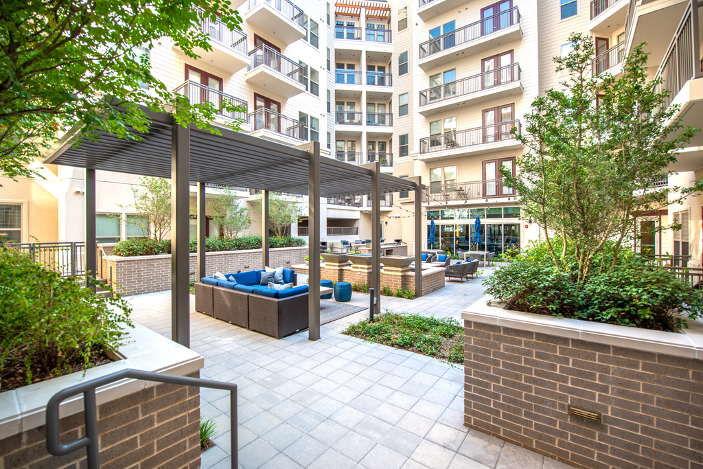 Howell Uptown apartments in Dallas TX