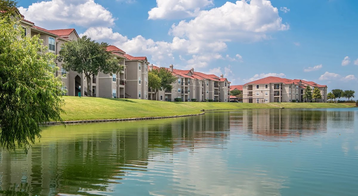 Crescent Cove at Lakepointe apartments in Lewisville, TX