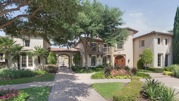 Estancia Townhomes apartments in Addison, TX