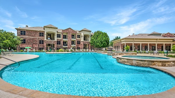Clairmont at 121 apartments in Addison, TX