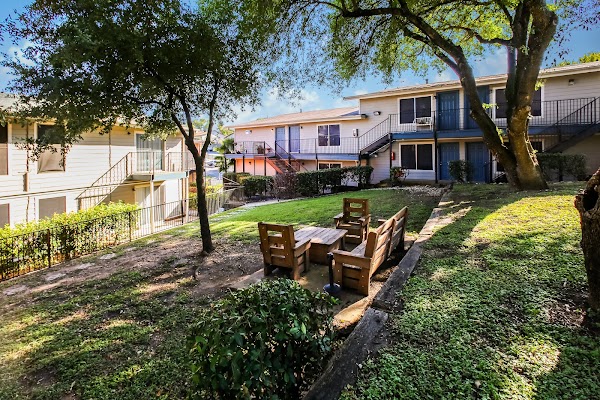 Easton Hills apartments in Austin TX