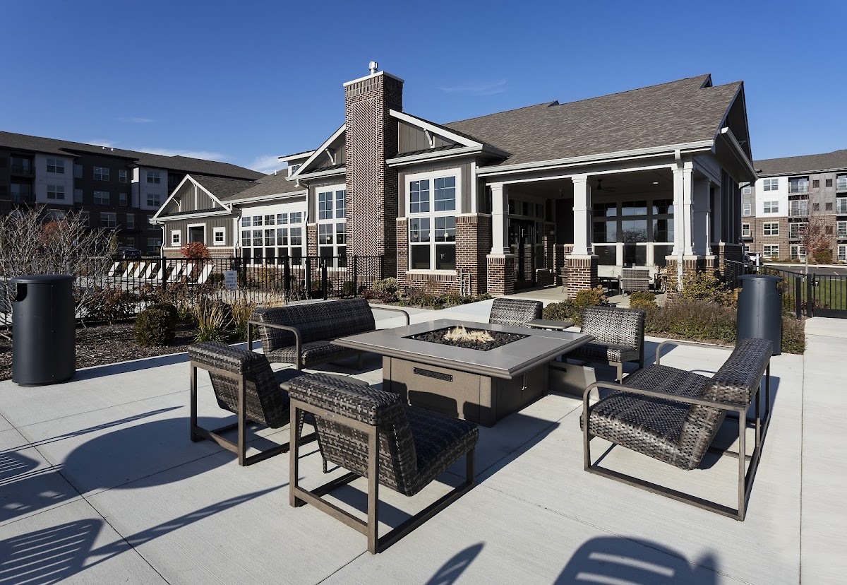 The 450 Apartments apartments in Lombard, IL