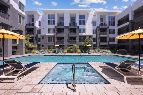 Cortland Biltmore Place apartments in Phoenix AZ