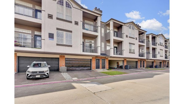 Premier at Prestonwood apartments in Addison, TX